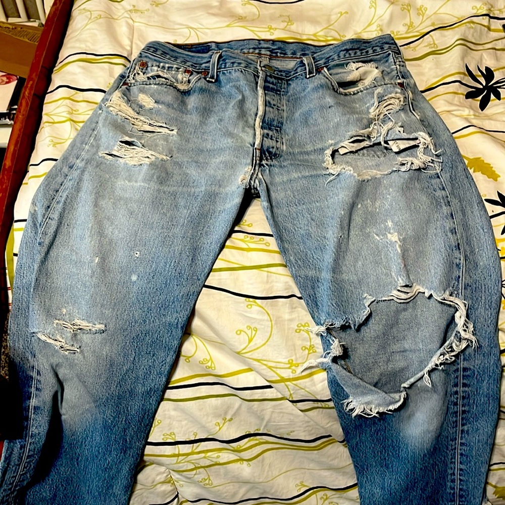 Men’s Levi’s 36x34, vintage, holes